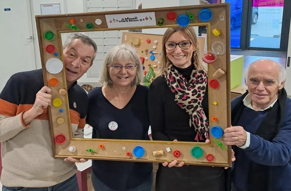 Dans les agences du CMB, la solidarité passe par la collecte de bouchons et de couvercles. © Ouest-France